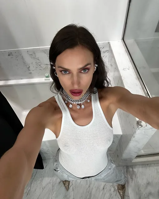 Ирина надела белый топ без белья Ирина надела белый топ без белья
