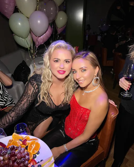 Анна Семенович поздравила Татьяну Навку