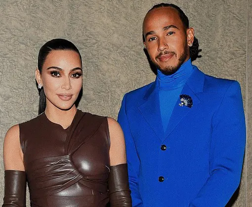 Ким Кардашьян и Льюис Хэмилтон в 2021 году Ким Кардашьян и Льюис Хэмилтон в 2021 году