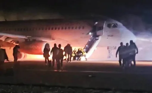 Загоревшийся самолет Sukhoi Superjet 100 в аэропорту Антальи Загоревшийся самолет Sukhoi Superjet 100 в аэропорту Антальи
