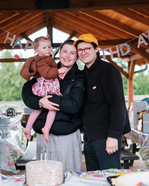 Айрленд Болдуин с мужем и дочерью Айрленд Болдуин с мужем и дочерью