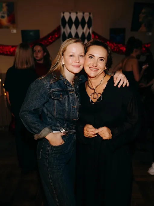 Юлия Пересильд с мамой Вани Дмитриенко на празднике