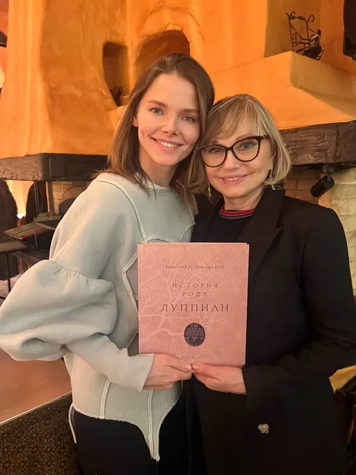 Елизавета Боярская вручила маме особенный подарок