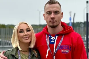 «У нас традиция!»: Лера Кудрявцева с мужем и дочерью появились на Красной площади