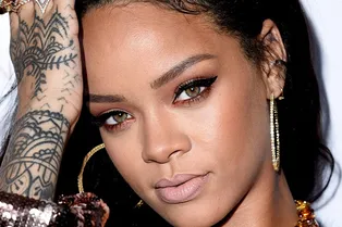 Рианна в нижнем белье потрясла поклонников дерзкой позой на кровати