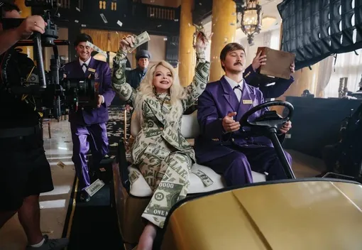 Лариса Долина сыграла в новогодней комедии главного бухгалтера банка