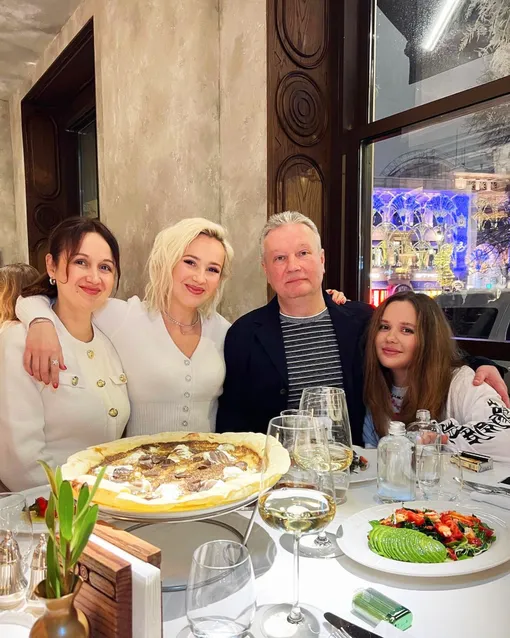 Артистка с родителями и сестрой Артистка с родителями и сестрой
