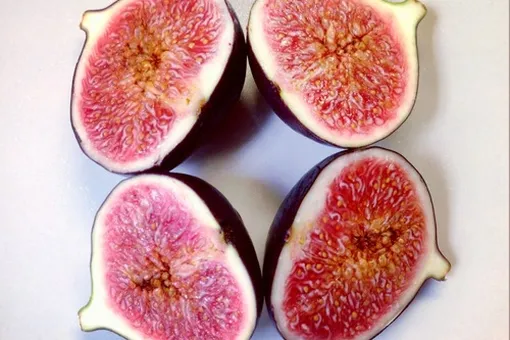 Салат с инжиром и базиликом.