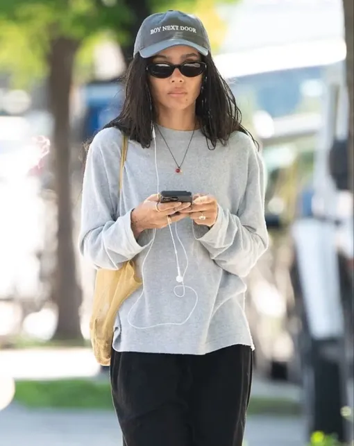 Зои Кравиц вышла на прогулку в Нью-Йорке