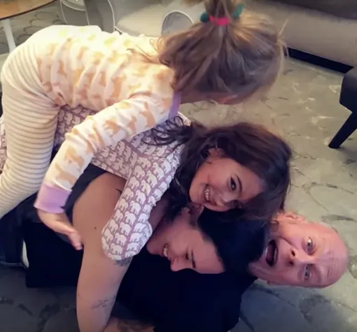 Брюс Уиллис с женой и детьми