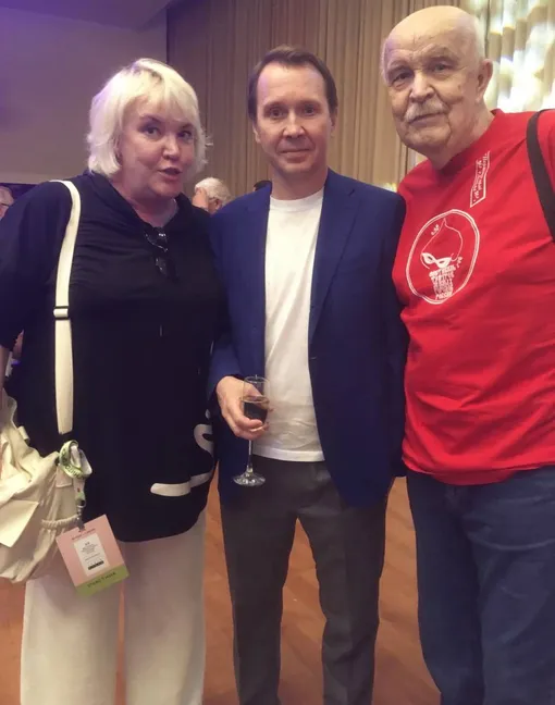 Народный артист России Евгений Миронов (в центре) с Натальей Мироновой и ее отцом