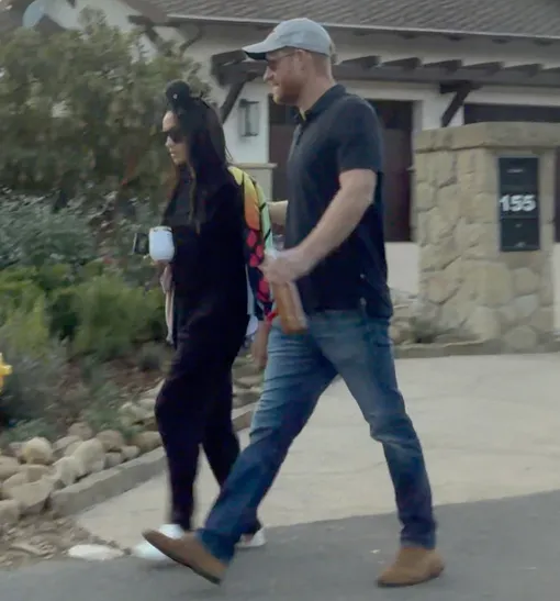 Меган Маркл и принц Гарри рядом со своим домом в Калифорнии Меган Маркл и принц Гарри рядом со своим домом в Калифорнии