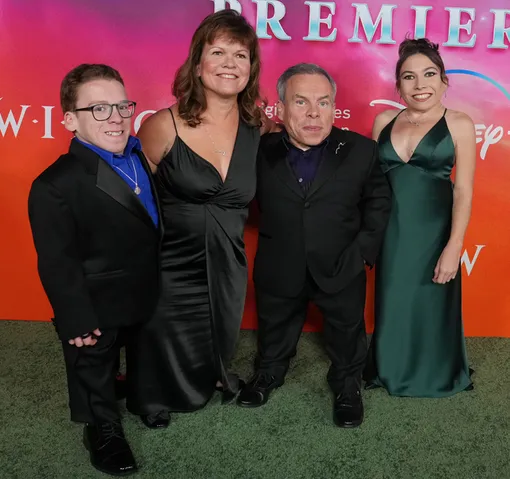 Саманта и Уорвик Дэвисы с сыном Харрисоном и дочерью Аннабель Саманта и Уорвик Дэвисы с сыном Харрисоном и дочерью Аннабель