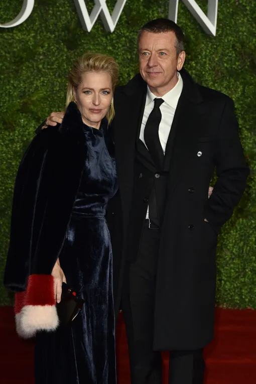 Джиллиан Андерсон до сих пор общается с бывшим возлюбленным, создателем сериала «Корона» Питером Морганом