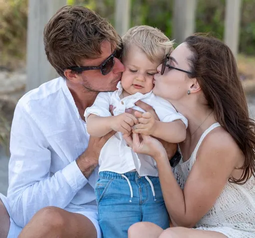 Денис Попко и Аделина Сотникова с сыном Адрианом