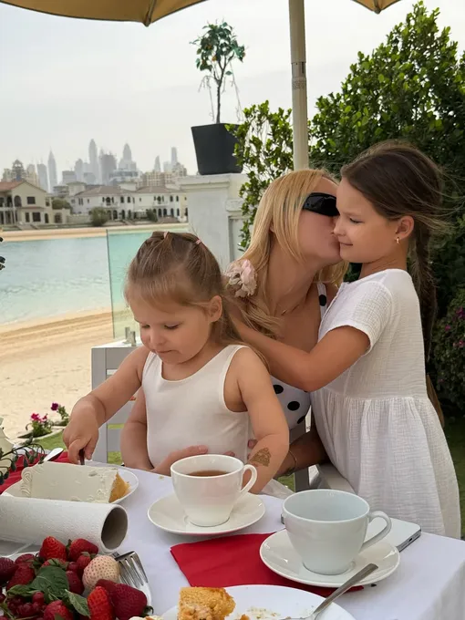 Адриана и Камилла поздравили маму с днем рождения