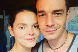 «Наша новогодняя традиция»: Елизавета Боярская вместе с мужем и детьми нарядила искусственную ёлку