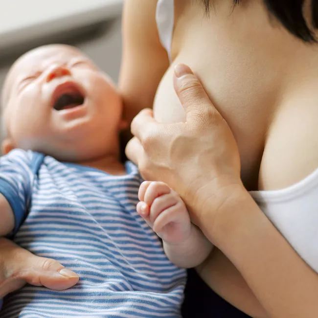 Импланты груди и материнство: что происходит во время беременности, лактации и что делать потом