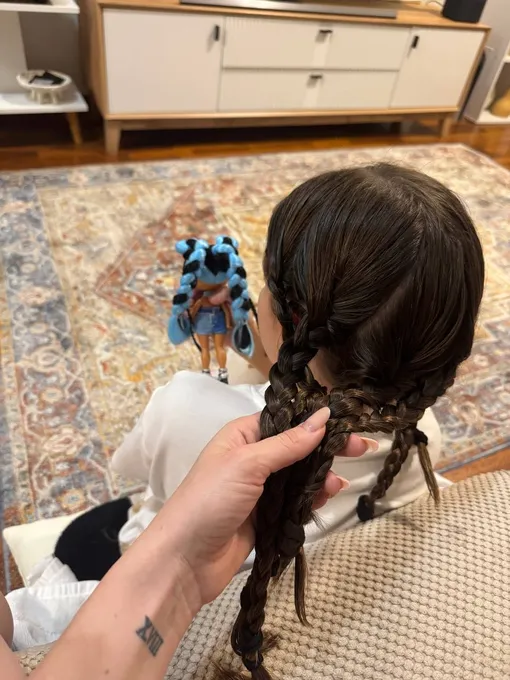 Ида Галич заплетает косы падчерице Ида Галич заплетает косы падчерице