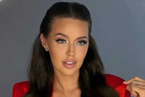 «Грудь слиплась»: Анастасия Костенко снялась на пляже после пластики и отреагировала на упреки блогеров