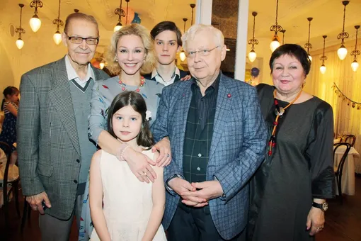Марина Зудина с мужем, детьми и своими родителями