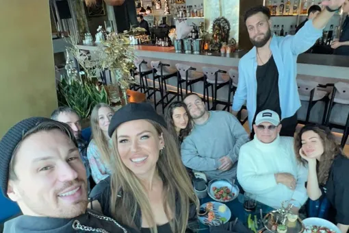 Рита Дакота с мужем, Федором Белогаем, Ангелиной Сурковой и Владом Соколовским в баре