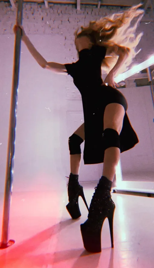 Светлана Ходченкова обожает танцы на пилоне Светлана Ходченкова обожает танцы на пилоне