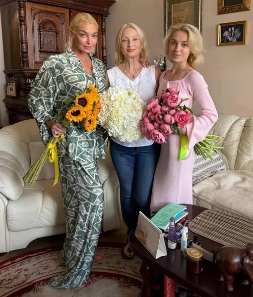 Анастасия Волочкова с мамой и дочерью Анастасия Волочкова с мамой и дочерью
