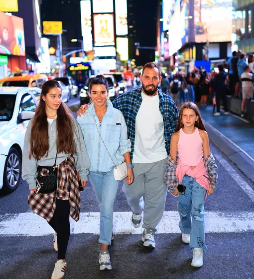Ксения Бородина с дочерьми и Николаем Сердюковым в Нью-Йорке Ксения Бородина с дочерьми и Николаем Сердюковым в Нью-Йорке