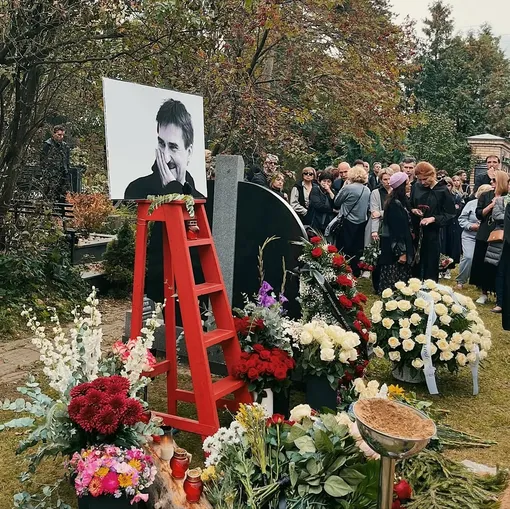 Даниил Чащин сфотографировал пришедших проститься с Юрием Бутусовым коллег