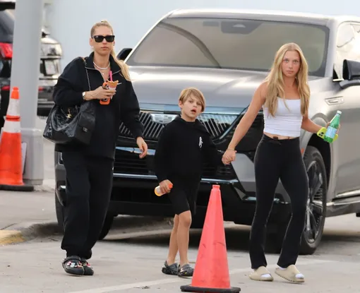 Анна Курникова с сыном и няней