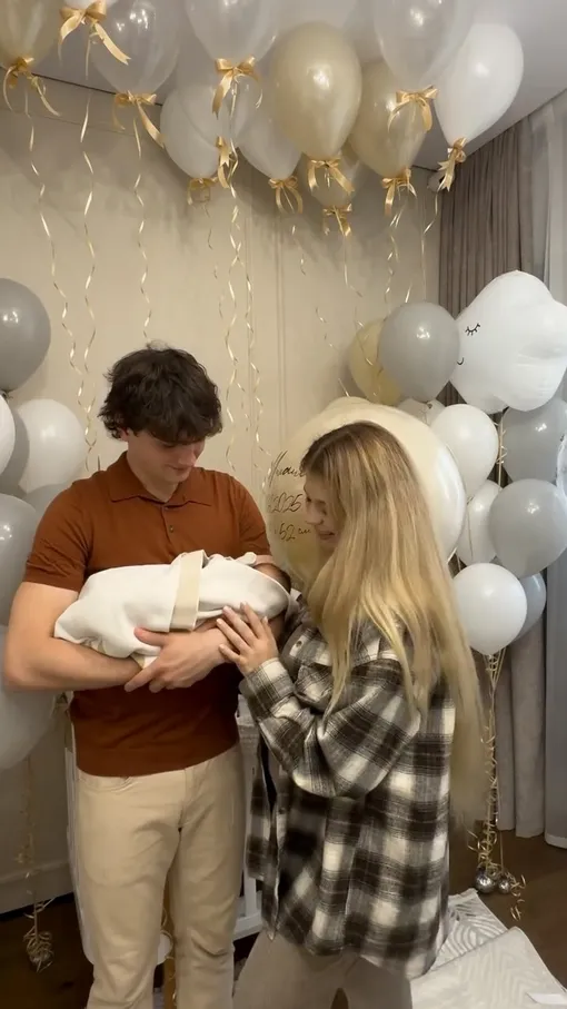 Макар Игнатов и Александра Трусова с сыном