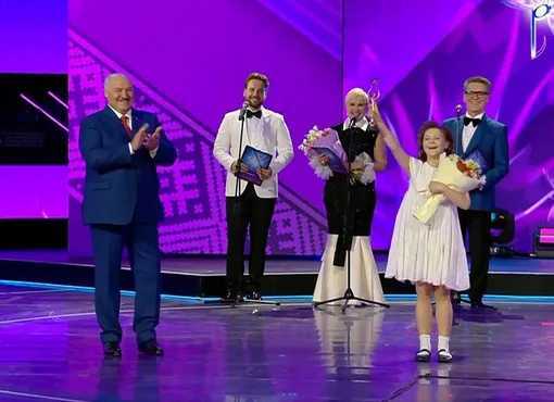 Александр Лукашенко вручил награду Амалии Сухан Александр Лукашенко вручил награду Амалии Сухан