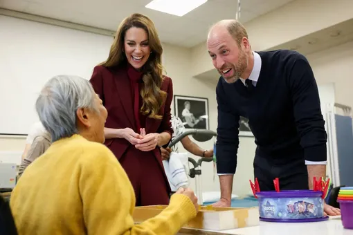 Кейт Миддлтон и принц Уэльский пообщались с пациентами клиники
