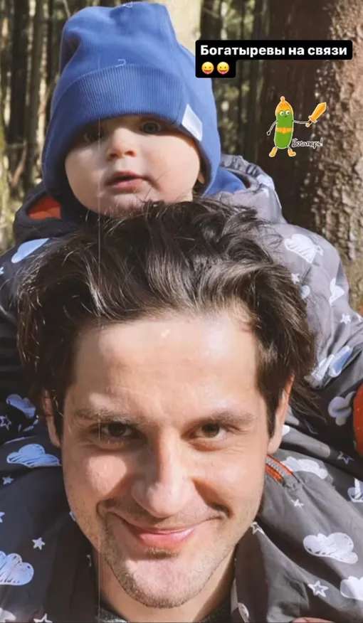 Марк Богатырев гуляет с сыном