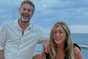 8 романтических снимков — Дженнифер Энистон страстно целовала «гуру любви»