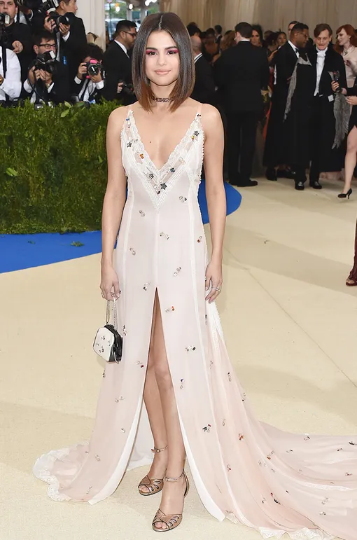 Селена Гомес на Балу Института костюма Met Gala, 2017 Селена Гомес на Балу Института костюма Met Gala, 2017