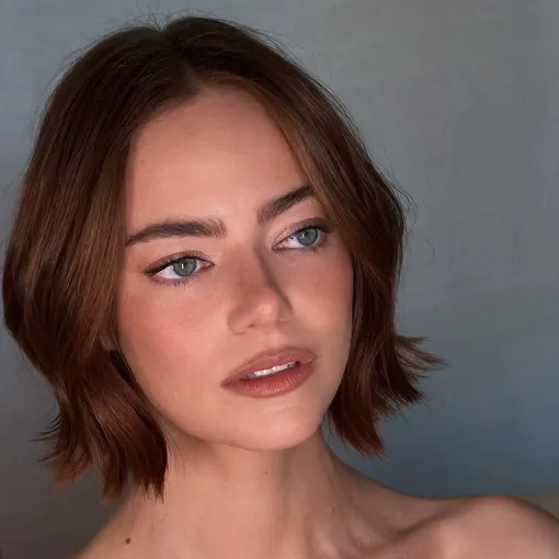 Эмма Стоун стала одной из первых, кто предпочел минималистичный мейк ярким и кричащим вариантам