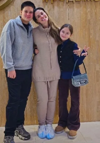 Агата Муцениеце с сыном и дочерью на выписке из роддома Агата Муцениеце с сыном и дочерью на выписке из роддома