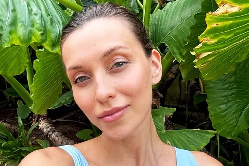 «Смотрю на живот. Очень страшно»: Регина Тодоренко показала фигуру в белье через месяц после родов