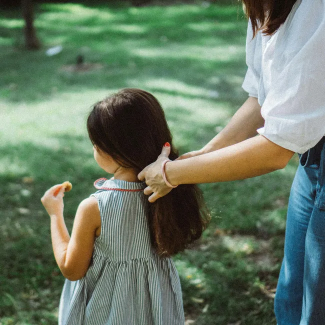 Береги косу смолоду: как ухаживать за детскими волосами — советы трихолога