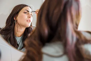 Как правильно уложить густые брови гелем: 3 полезных бьюти-секрета Как правильно уложить густые брови гелем: 3 полезных бьюти-секрета