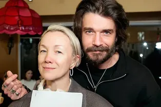 «Все в этих шубах. Это было уникально!»: Максим Матвеев показал сюрприз от Дарьи Мороз и других актеров «Триггера»