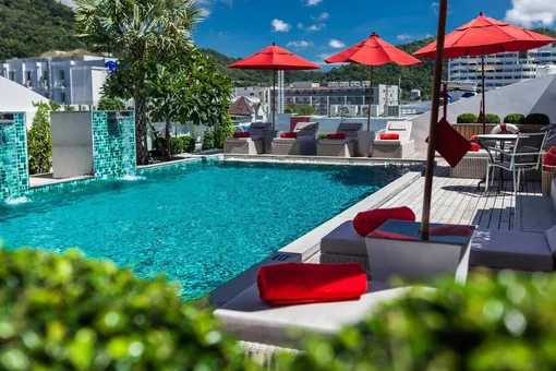 Бассейн на крыше отеля Бассейн на крыше отеля