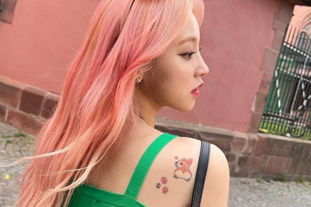 «Я рассталась с парнем»: Юци из (G)I-DLE раскрыла тайну тату с корги