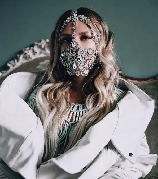 Новая фотосессия Риты Дакоты в маске Новая фотосессия Риты Дакоты в маске