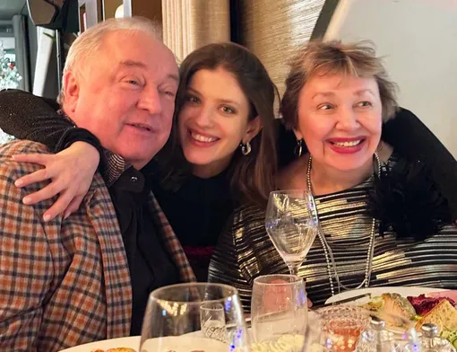 Анна Чиповская (в центре) с мамой и ее мужем. 4 января 2026 г.