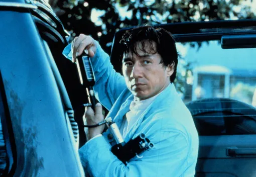 Джеки Чан знаменит тем, что практически никогда не прибегал к услугам каскадеров