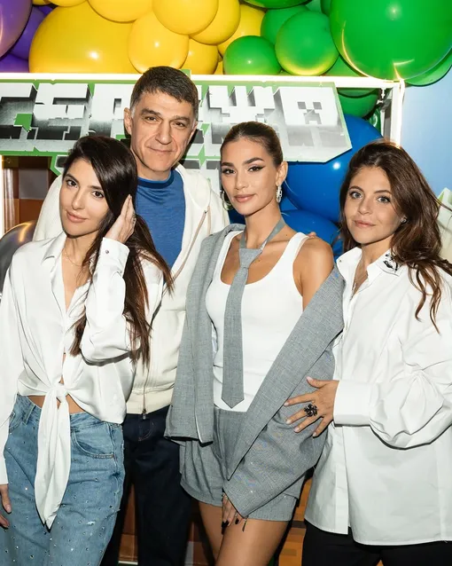 Анастасия Шубская с папой и сестрами