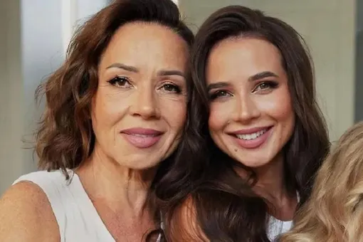 Эльвира Викторовна Феопентова с дочерью Валерией Чекалиной Эльвира Викторовна Феопентова с дочерью Валерией Чекалиной